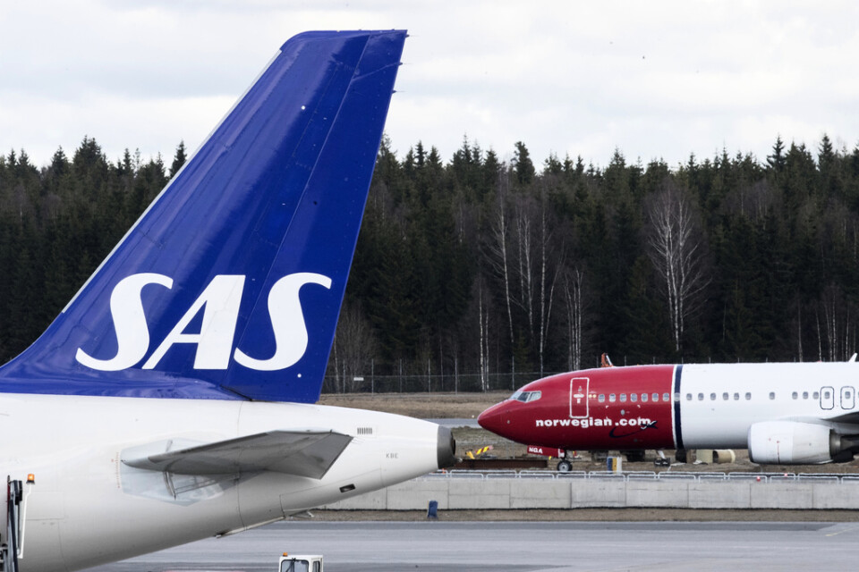 SAS och Norwegian är hårt pressade av coronaviruset, som fått bolagen att ställa in tusentals flygningar.