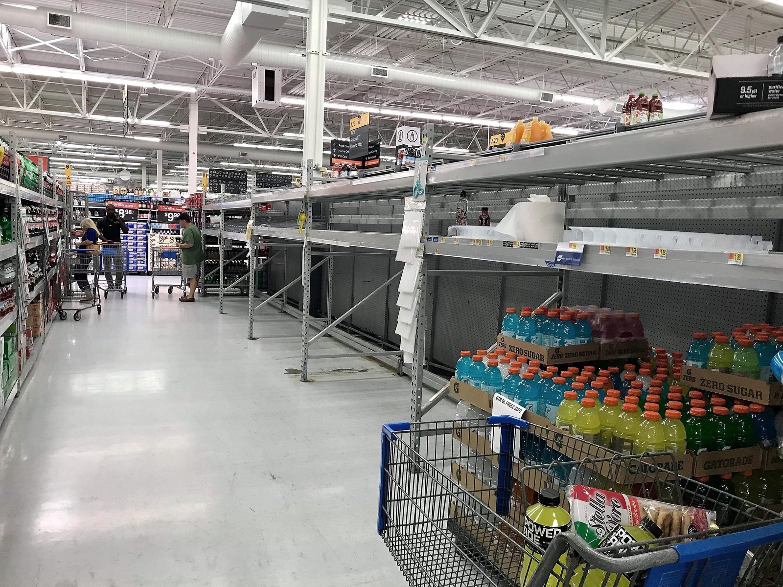 På Walmart gapar hyllorna tomma efter att de boende hamstrat mat och dricka i väntan på orkanen.Foto: Privat