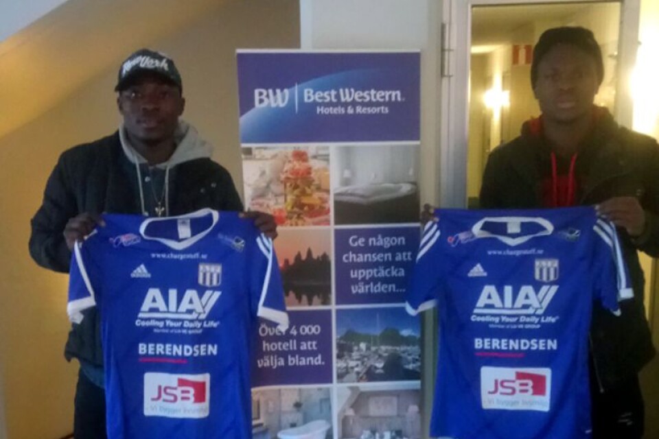 Christian Akannoh, till vänster, och Ayonoga Odunayo byter Mjällby AIF mot Asarums IF/FK.