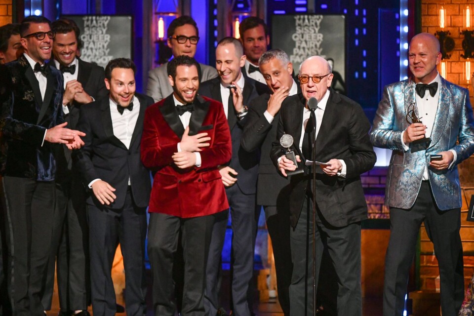 Författaren Mart Crowley (vid mikrofonen) och skådespelarna i "The boys in the band" fick pris för bästa nyuppsättning av en pjäs vid Tony Awards 9 juni 2019 i New York.