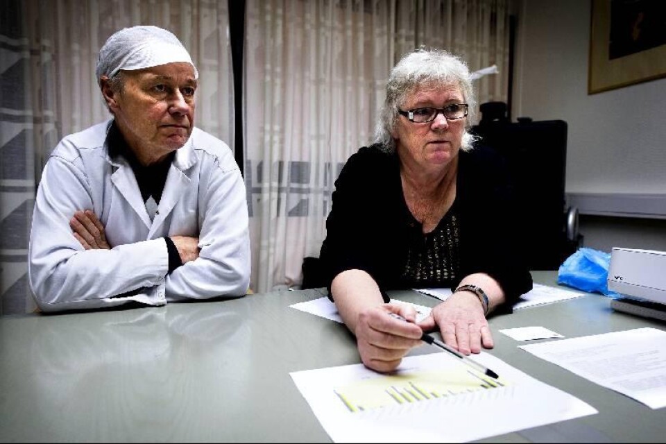 Kenneth Persson och Maj Jönsson diskuterar åtgärder för att minska belastningssymptom.