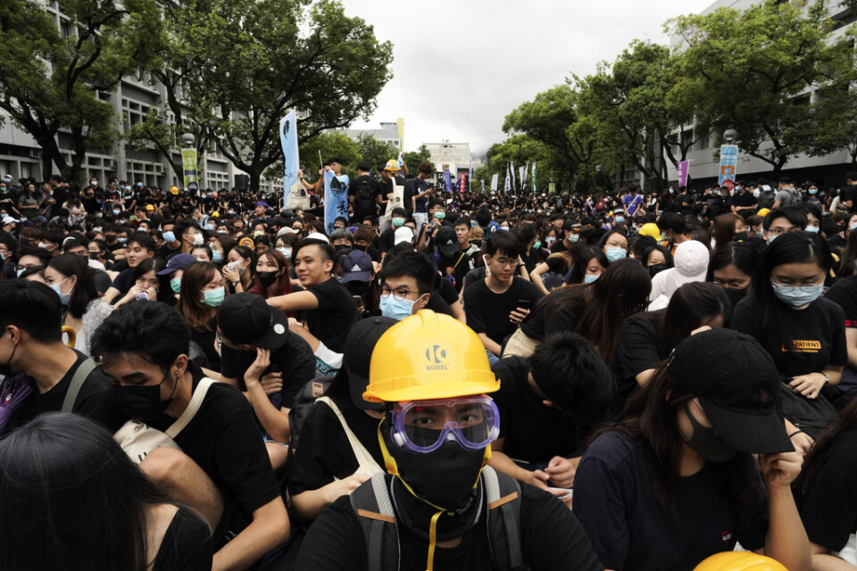 Svartklädda studenter vid en demonstration vid universitetet i Hongkong.