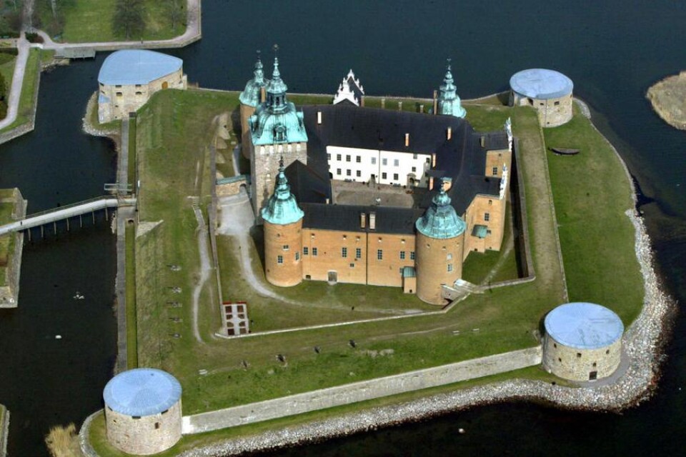 Hela den östra flygeln ska bli bostad åt kronprinsesse­paret. Här har Victoria en fantastisk utsikt över Kalmarsund.