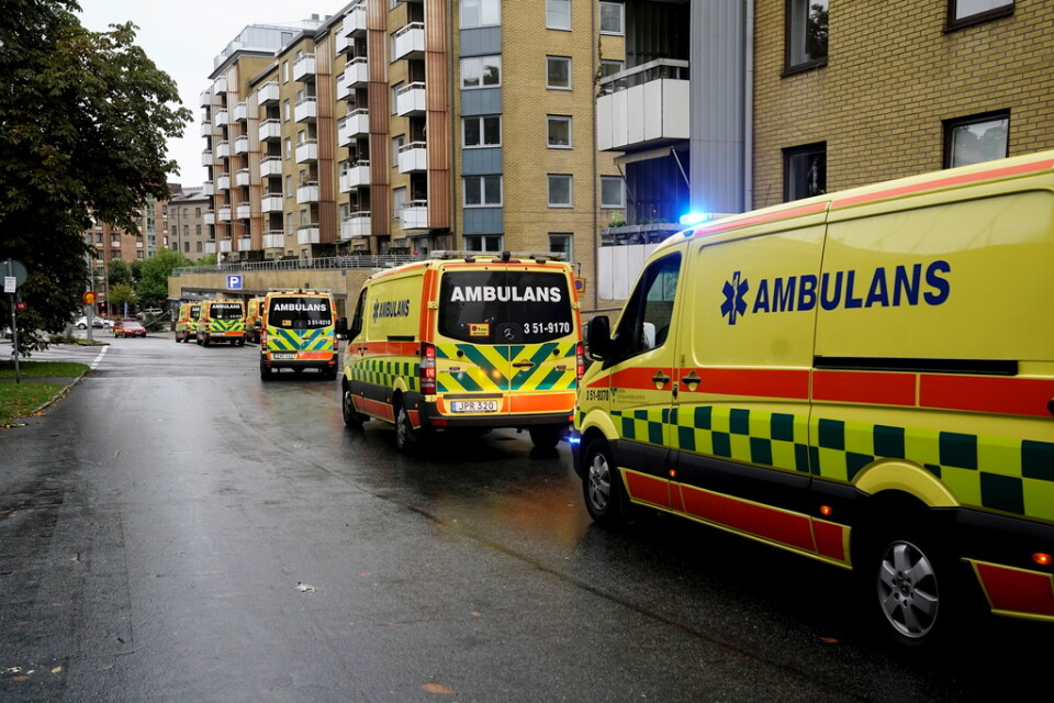 Många ambulanser på plats runt kvarteren vid Övre Husargatan.