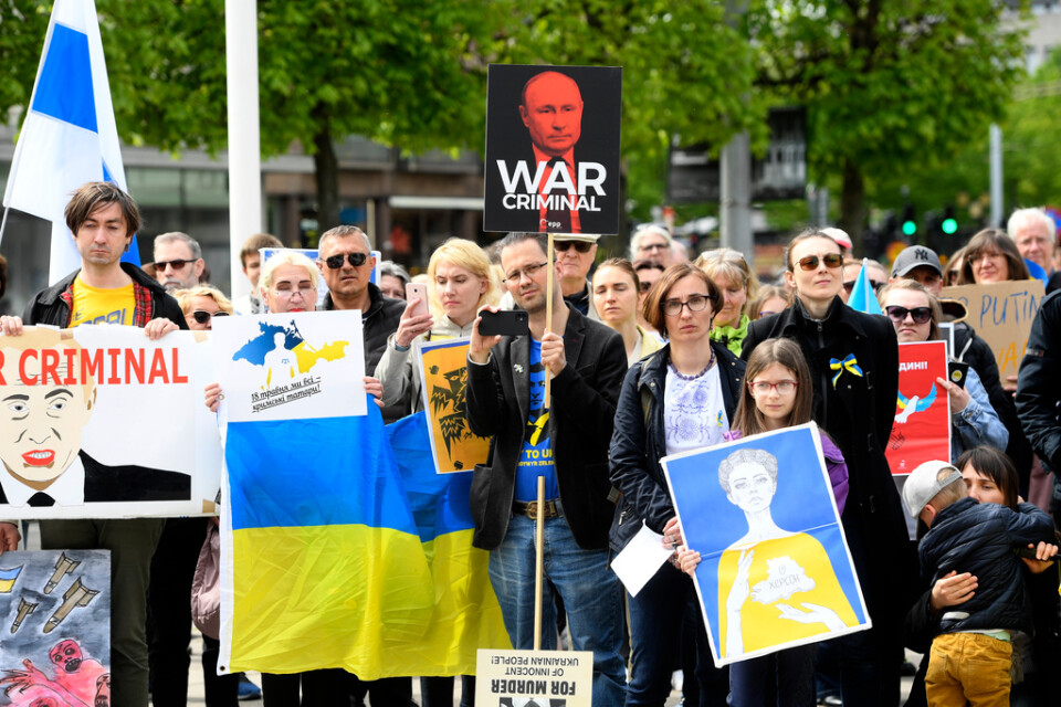 Ett par hundra personer demonstrerade på söndagen mot Rysslands krig i Ukraina på Norrmalmstorg i Stockholm.