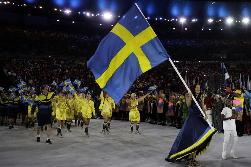 Therese Alshammar bar Sveriges flagga under invigningen i OS i Rio. Arkivbild.