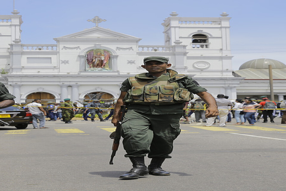 Soldater utanför en av de drabbade kyrkorna i Colombo, Sri Lanka, på söndagen.