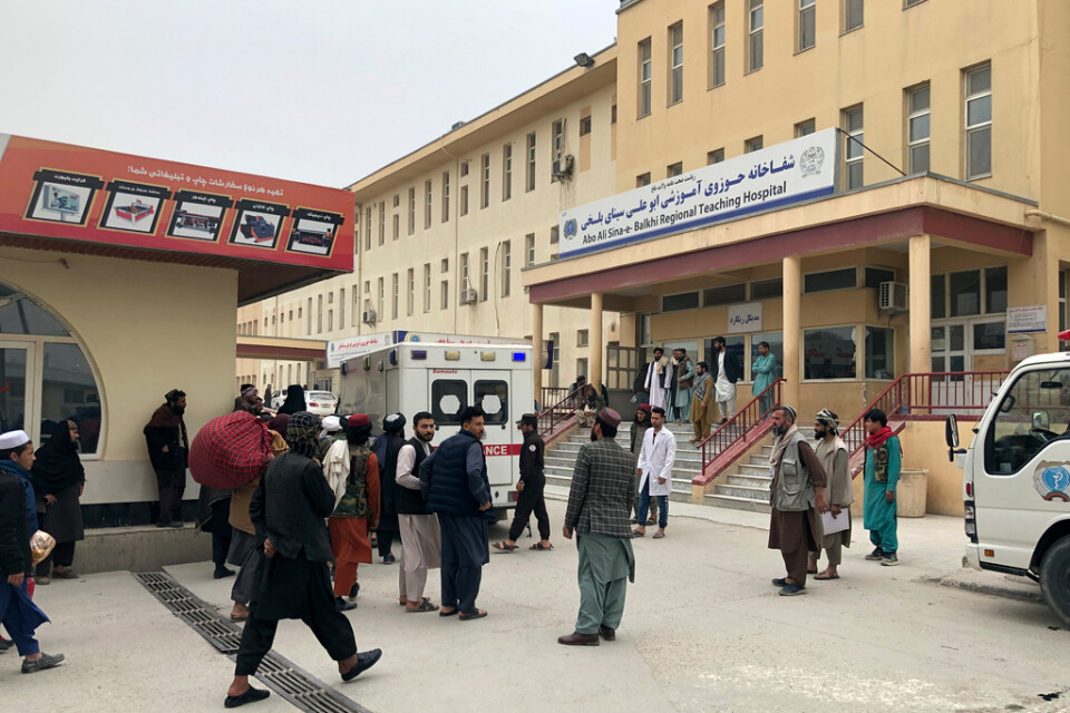 En mindre folksamling utanför ett sjukhus i Mazar-e-Sharif, efter bombdådet mot guvernören. Arkivbild.