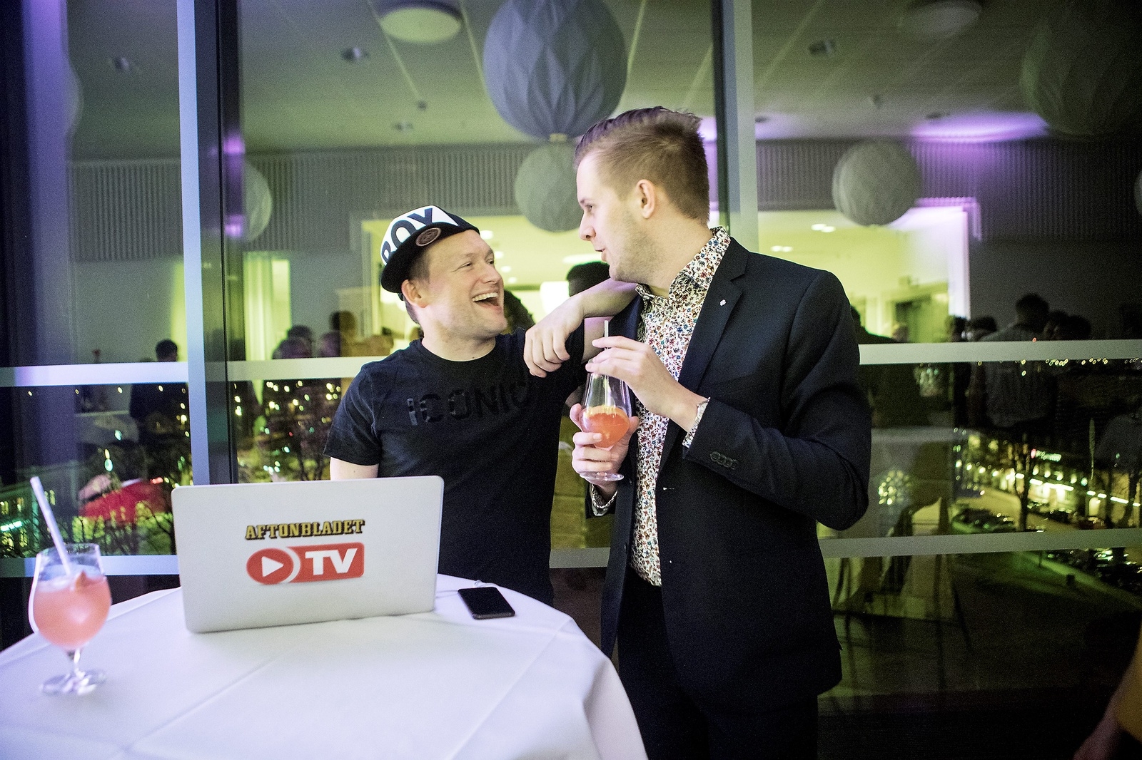 Niklas Larsson identifierar lätt reportrarna som brukar bevaka Melodifestivalen.