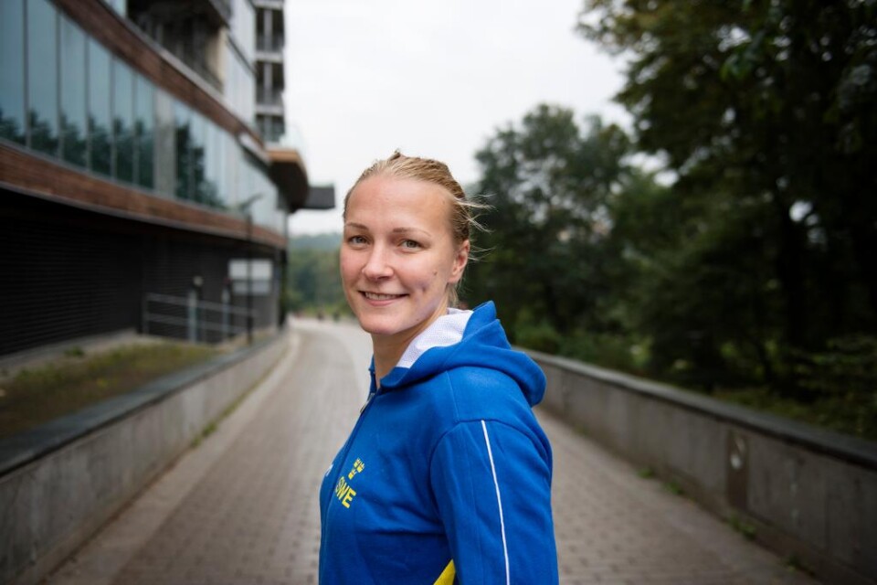 Trycket på Sarah Sjöström under OS nästa sommar blir enormt. - Det går att jämföra med hur det såg ut för Carolina Klüft 2004, säger Björn Folin, presschef på Sveriges olympiska kommitté (SOK). Därför kommer Sjöström att skyddas från medierna före och