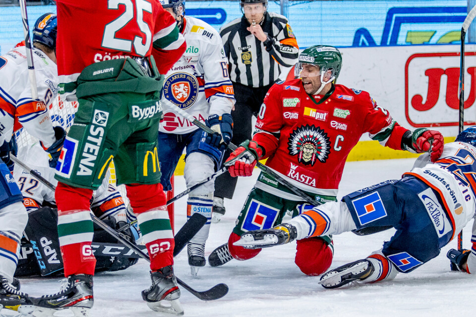 Joel Lundqvist, med C på bröstet, petar in 2–3 för Frölunda mot Växjö i en svängig match som Frölunda till slut vann med 5–4 i förlängning.