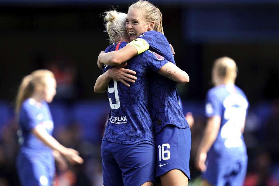 Chelseas lagkapten Magdalena Eriksson, höger, omfamnar målskytten Bethany England. Arkivbild.