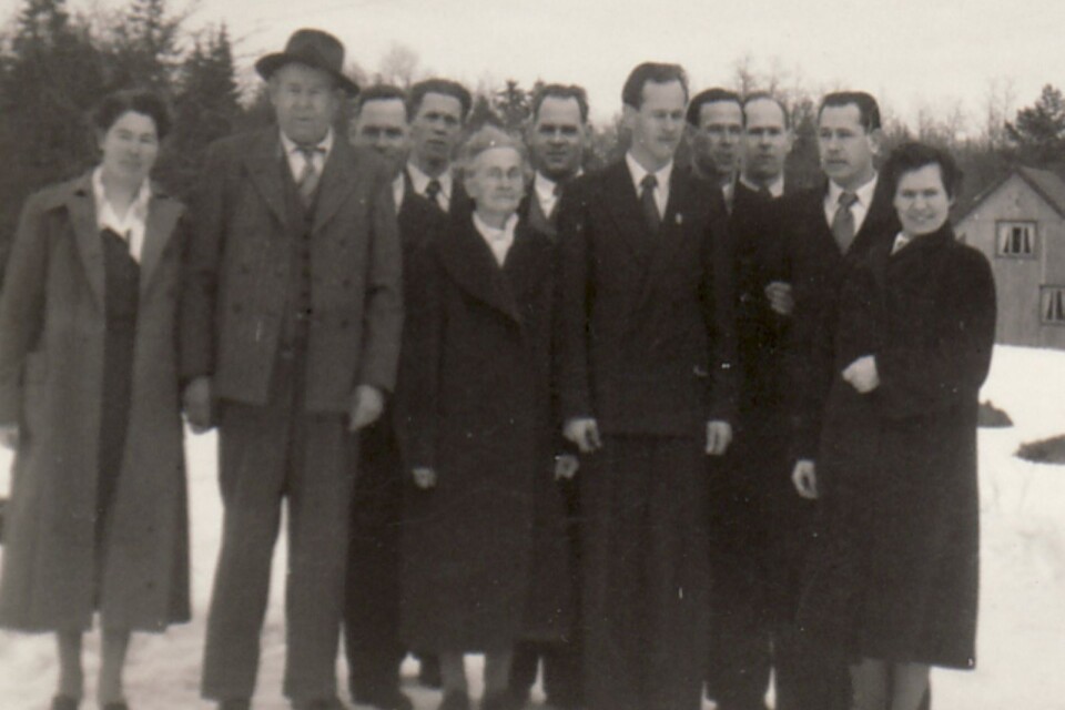 Vendla (i mitten) och Gustav Olofsson (till vänster om hustrun) tillsammans med barnen Anna, Herman, Kalle, Axel, Olle, Edvin, Gösta, Sven och Karin. På bilden saknas sonen Ture som då bodde i Amerika.