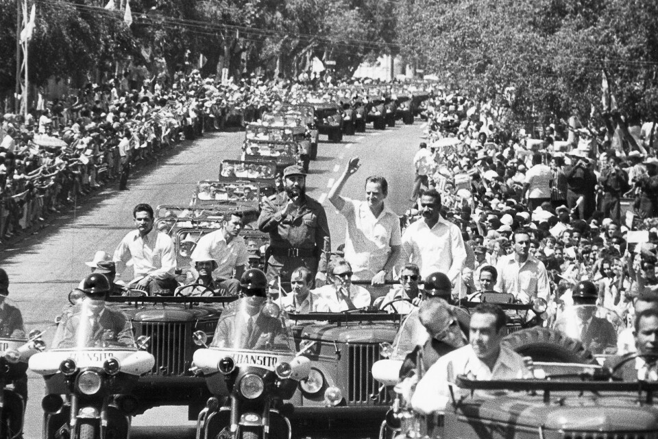 Olof Palme och Fidel Castro vinkar till folkmassorna när de åker kortege genom Santiago de Cuba vid Palmes Latinamerikaresa 1975.