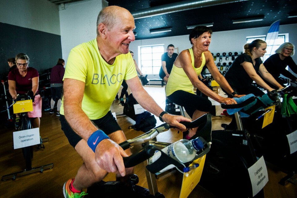 Makarna Per och Lotta Ungsten trampade för varsitt lag under Barncancerfondens Spin of Hope. De tränar varje vecka men att cykla idag känns extra meningsfullt.