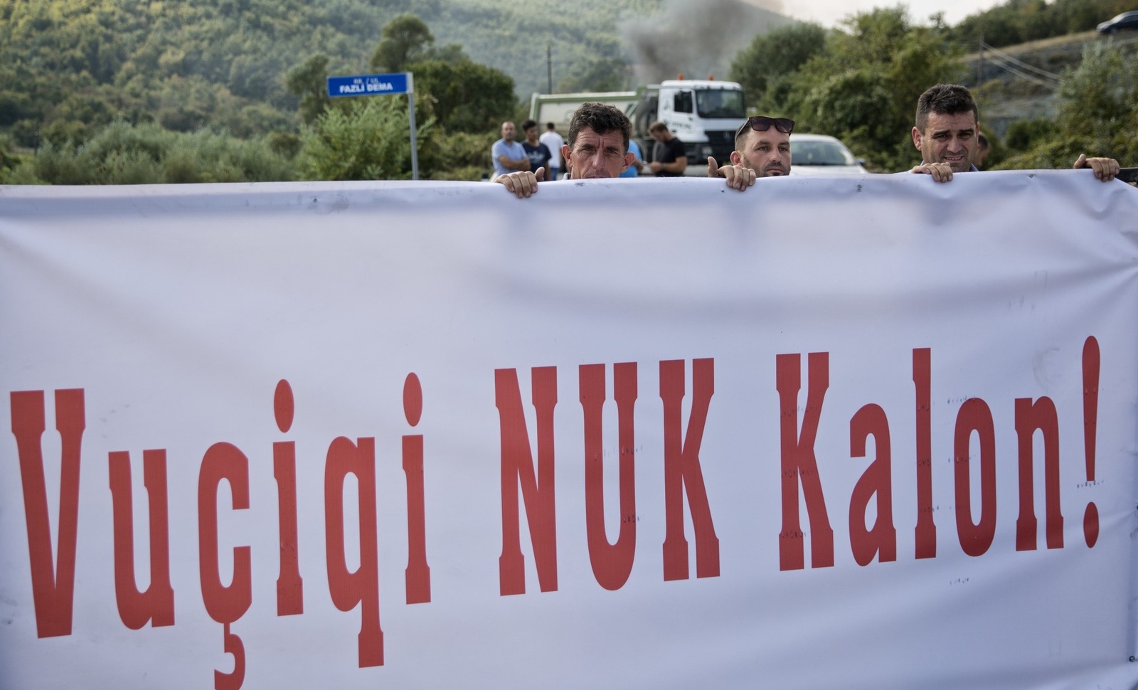 Kosovo-albaner håller upp en banderoll vi avspärrningen med orden "Vucic får inte passera". Foto: AP