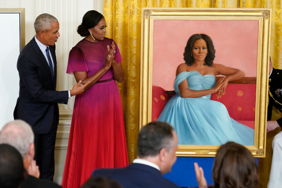 Barack Obama och Michelle Obama fick sina porträtt avtäckta i en ceremoni i Vita huset.