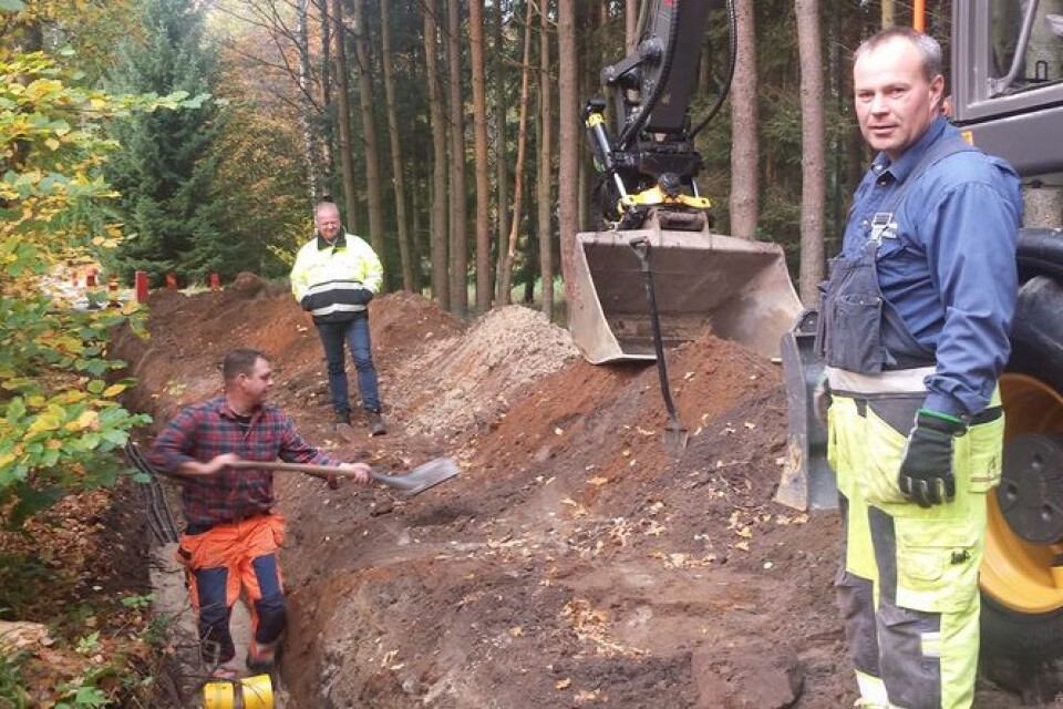 Anders Strömbäck från Degeberga grus och schakt har fått i uppgift att gräva från Olseröds elektriska. Mats Nilsson, i bakgrunden, och Henrik Larsson berättar att de grävt ner 85 procent av ledningarna.