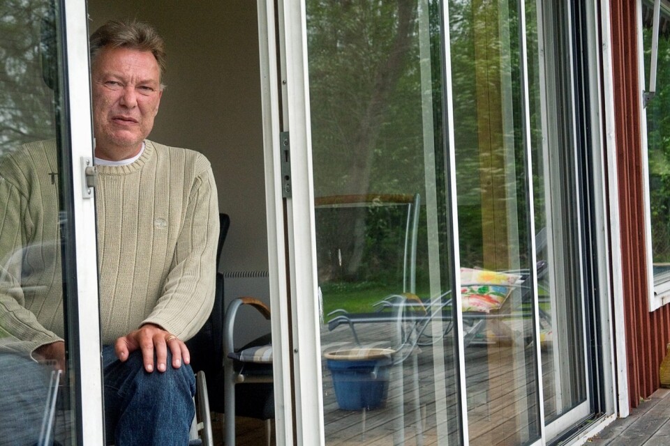 MS-sjuke Michael Jackbrise i Sätofta kan öppna altandörren, men har sedan en meter ner till gräset, som han inte längre kan nå utan sina personliga assistenter. ARKIV