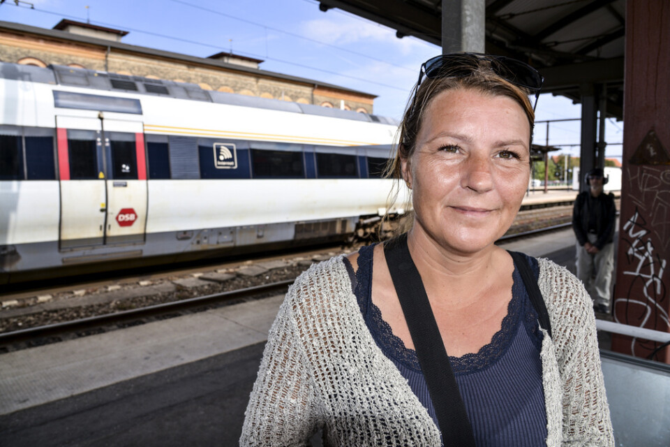 Marie Moos väntar på Köpenhamnståget på Roskilde station. I väskan har hon med sig ett nyinköpt munskydd.