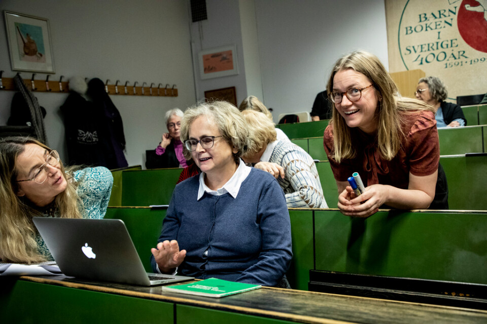 Maria Bergendal, Jenny Nilsson och forskningsledaren Malin Nauwerck tar sig an tre av Astrid Lindgrens stenogramblock med okänt innehåll.