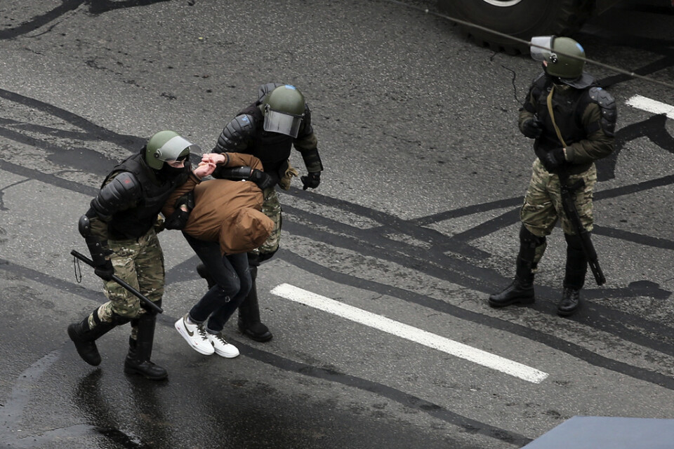 Belarusisk polis griper en demonstrant i november förra året under protester mot presidentvalet i landet. Arkivbild.