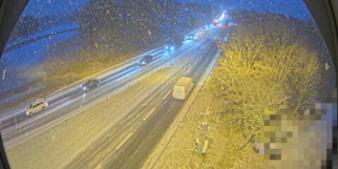 En hel del snö ligger på vägen och det är väldigt halt. Bilden är från en trafikkamera på E65 på onsdagmorgonen.