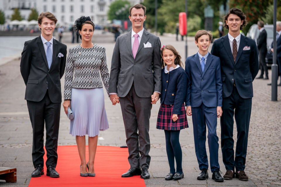 Prinsessan Marie och prins Joachim tillsammans med barnen Felix, Athena, Henrik och Nikolai som från årsskiftet inte längre får kalla sig prins och prinsessa..