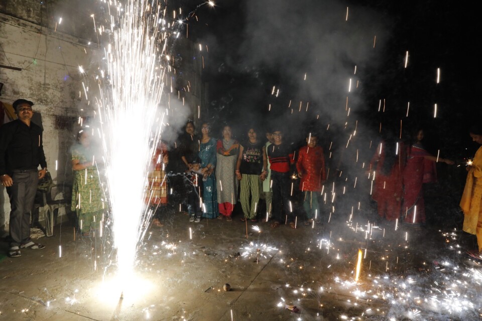 Fyrverkerier i staden Prayagraj i delstaten Uttar Pradesh under diwali i fjol. Arkivbild.