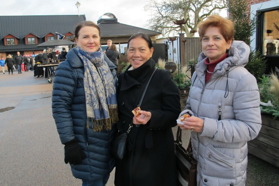 Corina Herascu, Josefine Andersson och  Netti Frorsescu tycker om julmarknaden på Eriksberg.