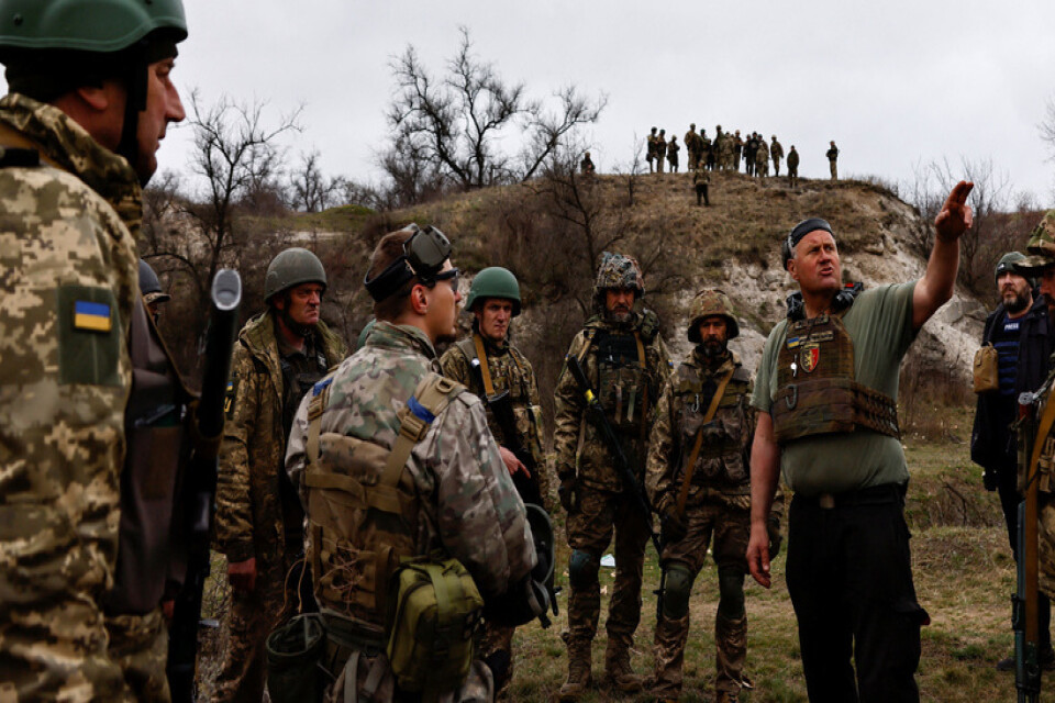 Magnus Ek instruerar en grupp rekryter i östra Donetsk. Bilden är tagen 27 mars.