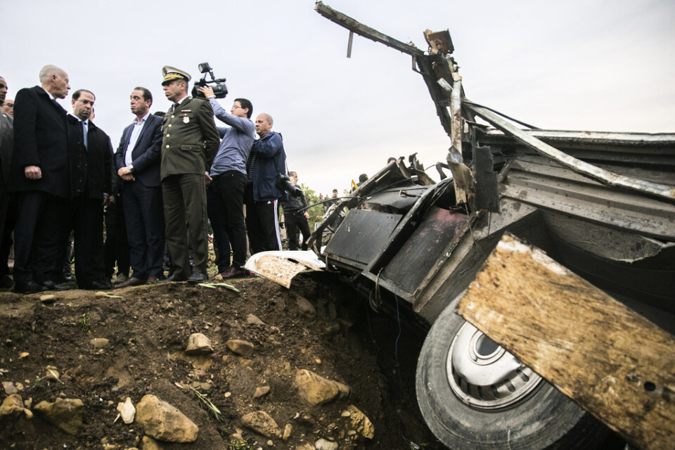 Tunisiens president Kaïs Saïed (till vänster) på besök vid olycksplatsen.