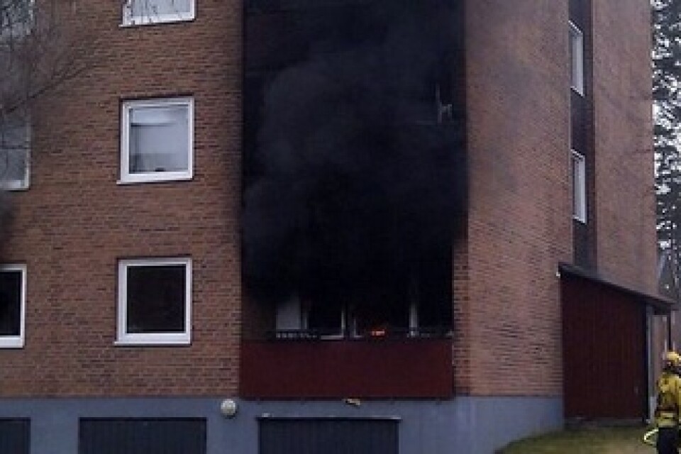 En lägenhet i Osby brann på tisdagen. Mobilbild: Mikael Rönngren