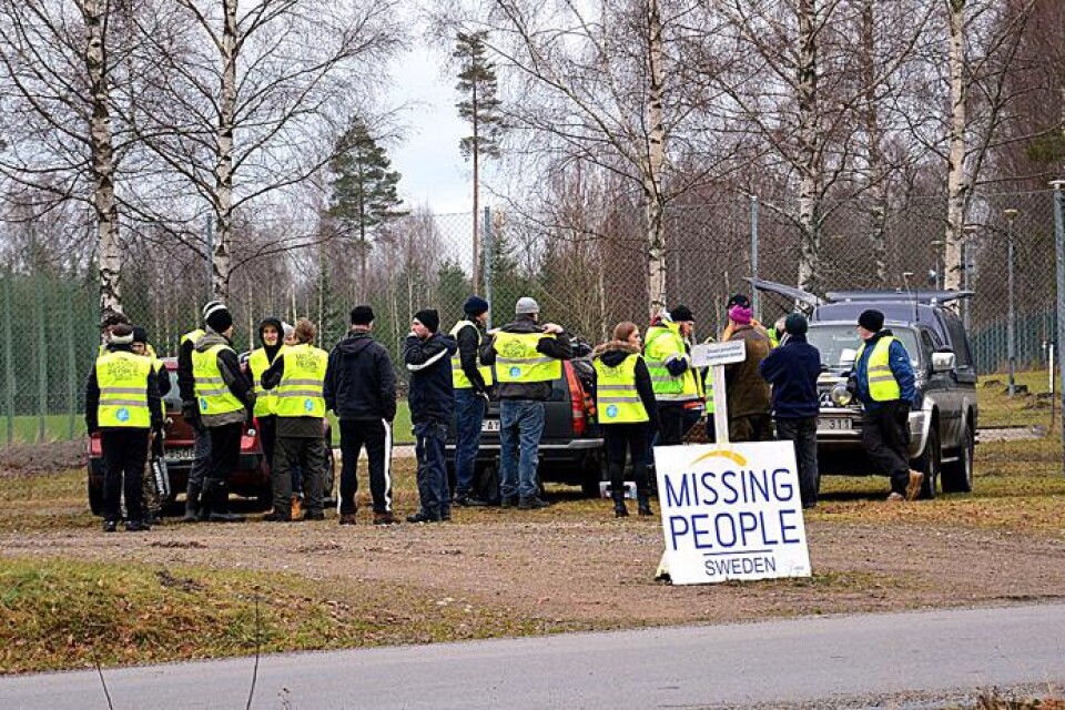 Frivilliga inom organisationen Missing people samlades vid Sämshov klockan 13 på nyårsafton. Sökandet efter den försvunne 87-åringen fortsätter.