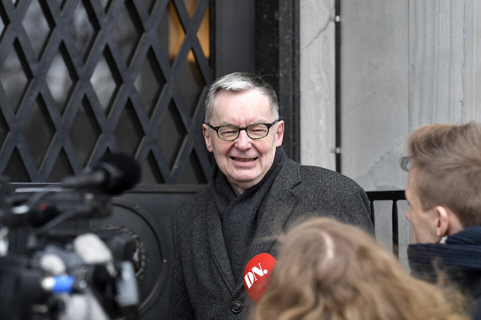 Svenska Akademiens ständige sekreterare Anders Olsson var fåordig när han mötte pressen på väg in till dagens möte.