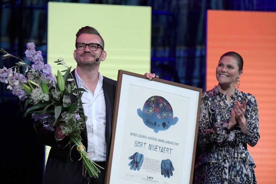 Förra året gick Almapriset till den belgiske författaren Bart Moeyaert, här fotograferad med kronprinsessan Victoria vid prisutdelningen i Stockholm. Huruvida årets prisutdelning kan genomföras som planerat är i dag oklart.