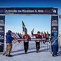 Far och son Jonsson från Halmstad är de första svenskar som korsat mållinjen i Antarctic Ice Marathon.Foto: Privat
