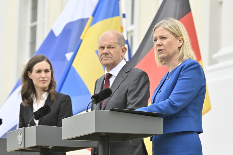 Finlands statsminister Sanna Marin, Tysklands förbundskansler Olaf Scholz och statsminister Magdalena Andersson ger ett gemensamt uttalande efter sina överläggningar på Schloss Meseberg norr om Berlin.