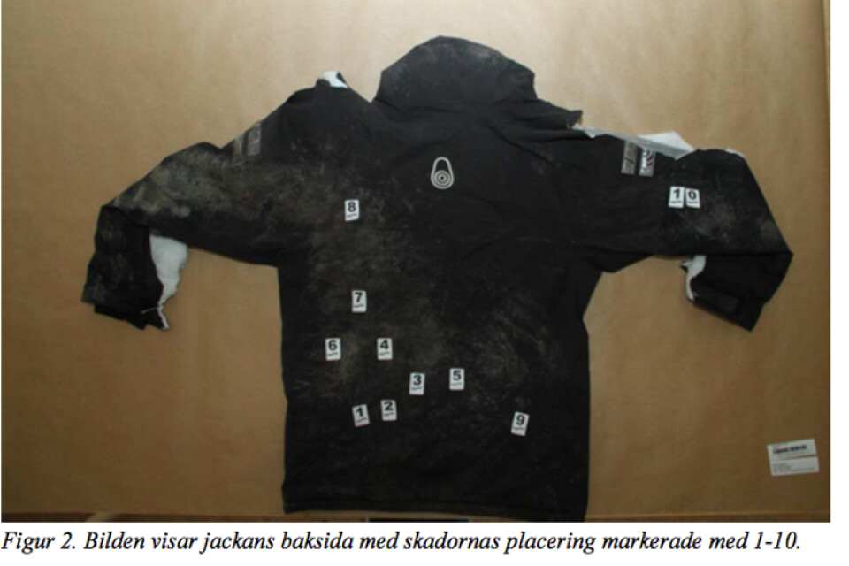 Den här jackan bar en av de knivhuggna vid attacken 22 mars. De vita lapparna visar var tio av knivhuggen tog. Foto: Polisen.