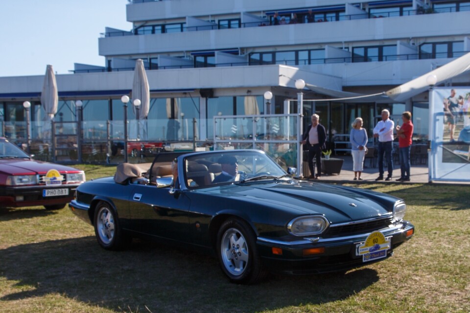 Bo-Christer Andersson och Jenny Ådanaes lämnar Strand Hotell i sin Jaguar XJS V12.
