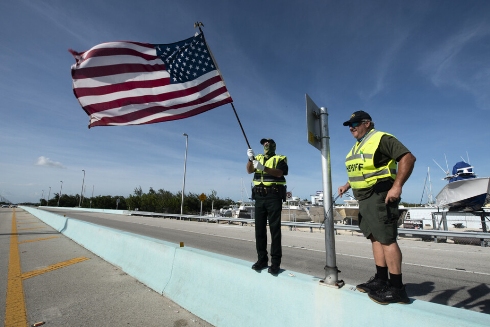Två poliser med den amerikanska flaggan vid Key Largo i Florida. Arkivbild.