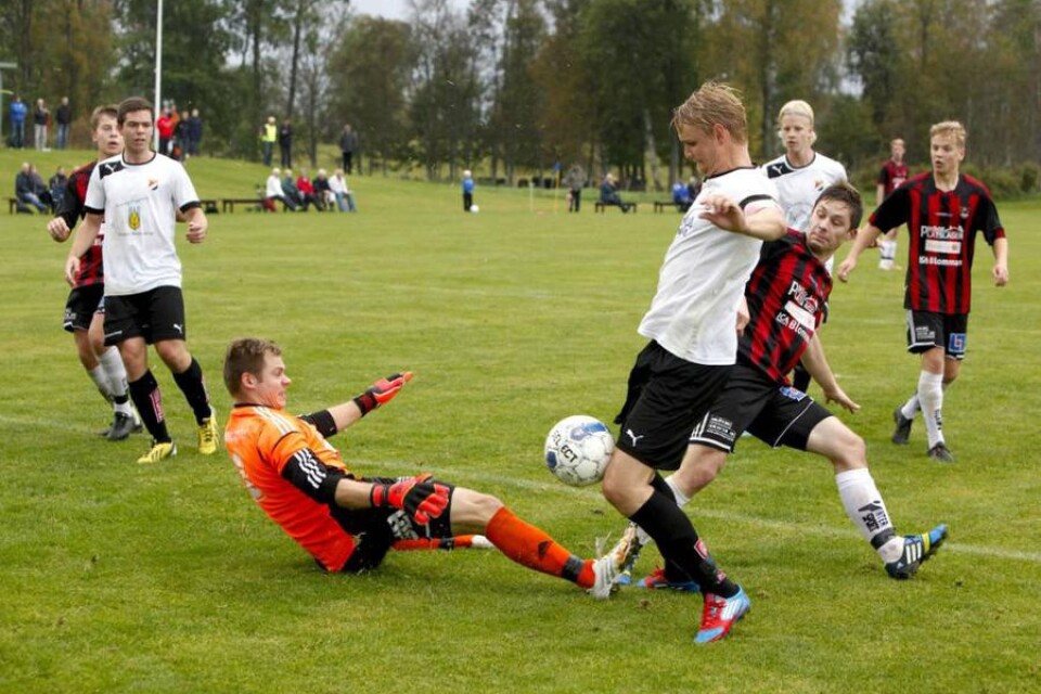 Anton Johansson lurar Ulvåkers målvakt och spelar fram Josef Moensjö till 5-2.