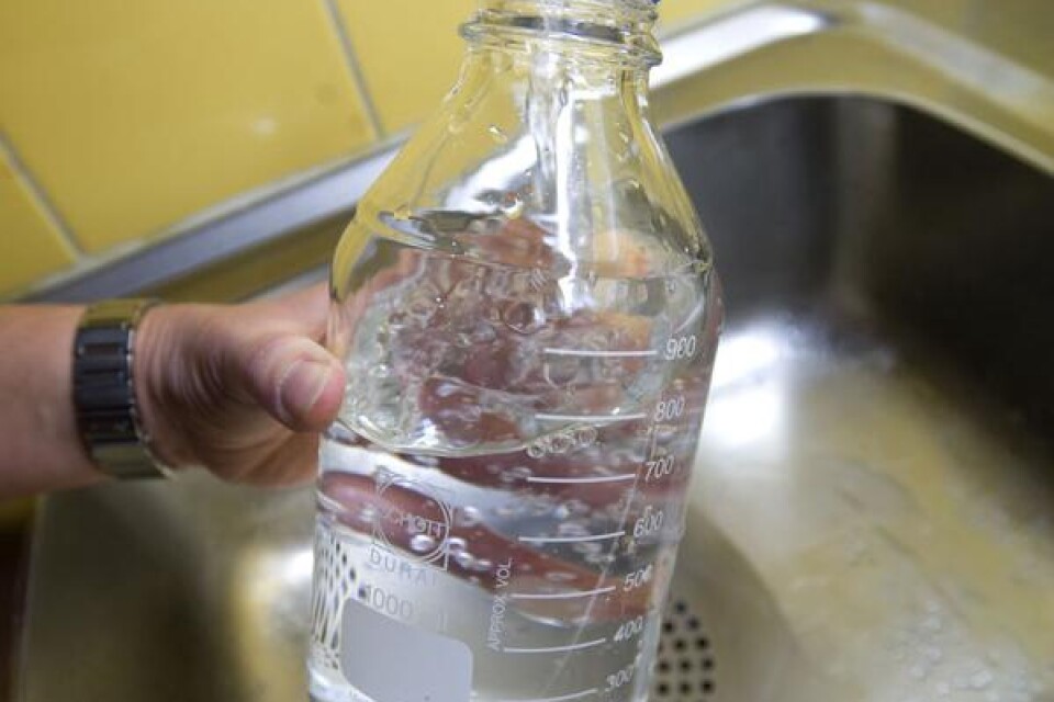 Vattenprovet till tävlingen ska tas från en kran i en offentlig byggnad i kommunen, som här i köket på tekniska förvaltningen.
