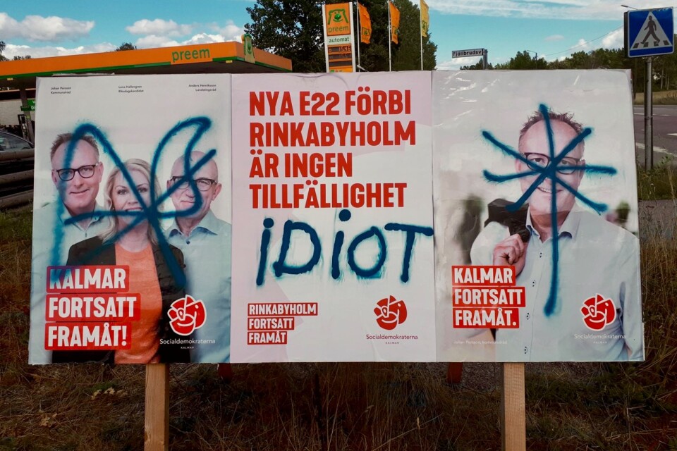 Socialdemokraternas valaffischer i Kalmar har utsatts för omfattande vandalisering.
