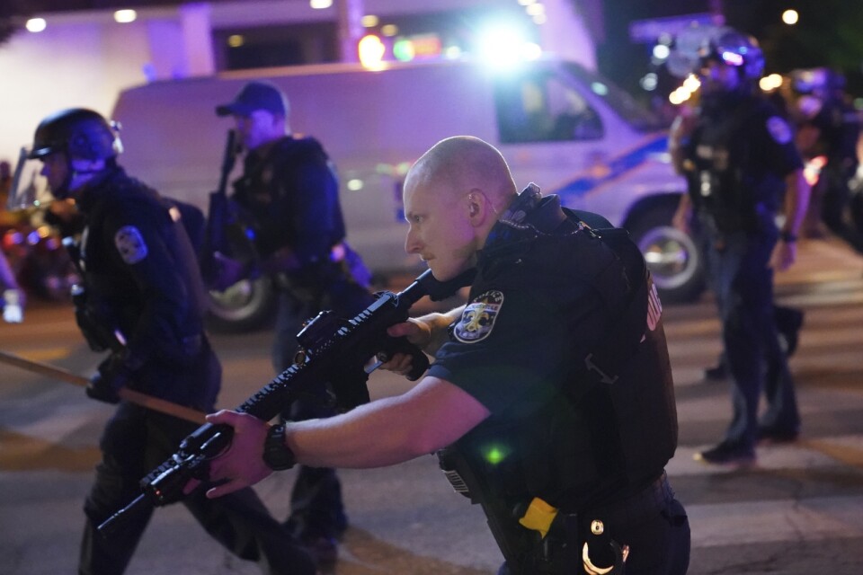 Två poliser skottskadades i samband med protester i Louisville i USA.