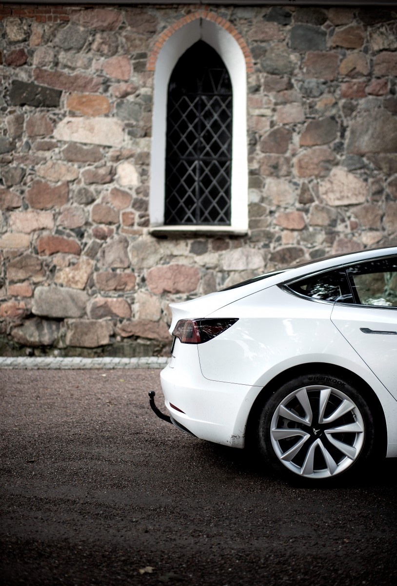 Trots ett egentligen ganska anonymt utseende är det lätt att se Tesla Model 3 i trafiken. Den har en hållning och en ”blick” som sticker ut.