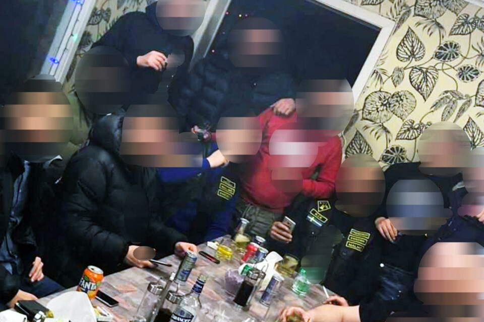 Bild ur förundersökningen från en middag som de åtalade männen och flera vänner till dem deltog i efter misshandeln vid Rasta. Det var här som de två dömda männen lämnade sina mobiler och lånade en ny när de begav sig mot Kalmar.