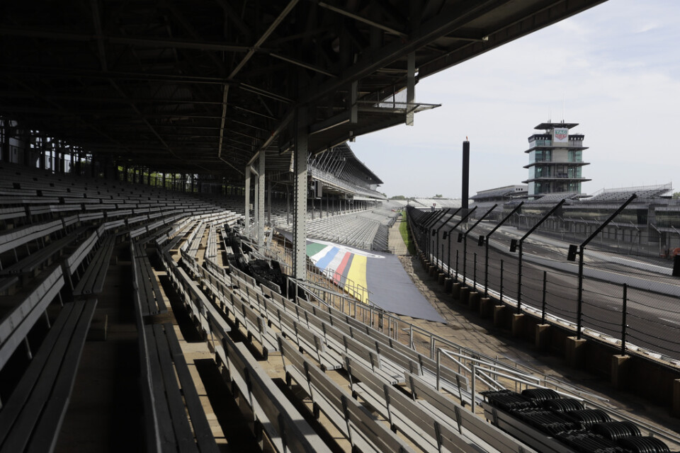 Indianapolis Motor Speedway, här tom, kommer om en månad öppna upp för närmare hundra tusen åskådare. Arkivbild.
