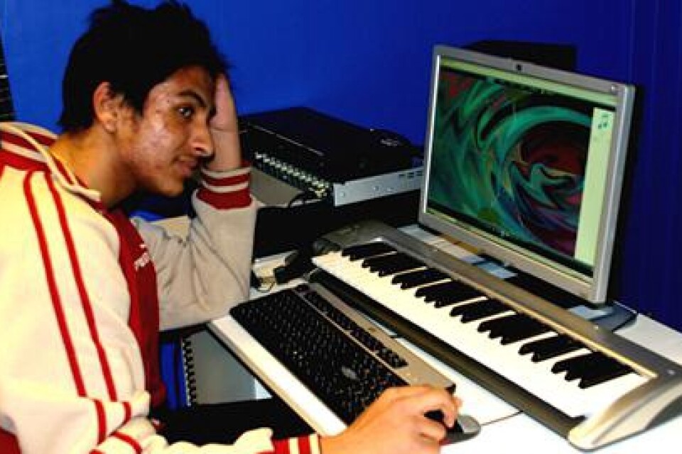 Dzemailj Arifi testar inspelningsutrustningen i den musikstudie man inrättat på fritidsgården.