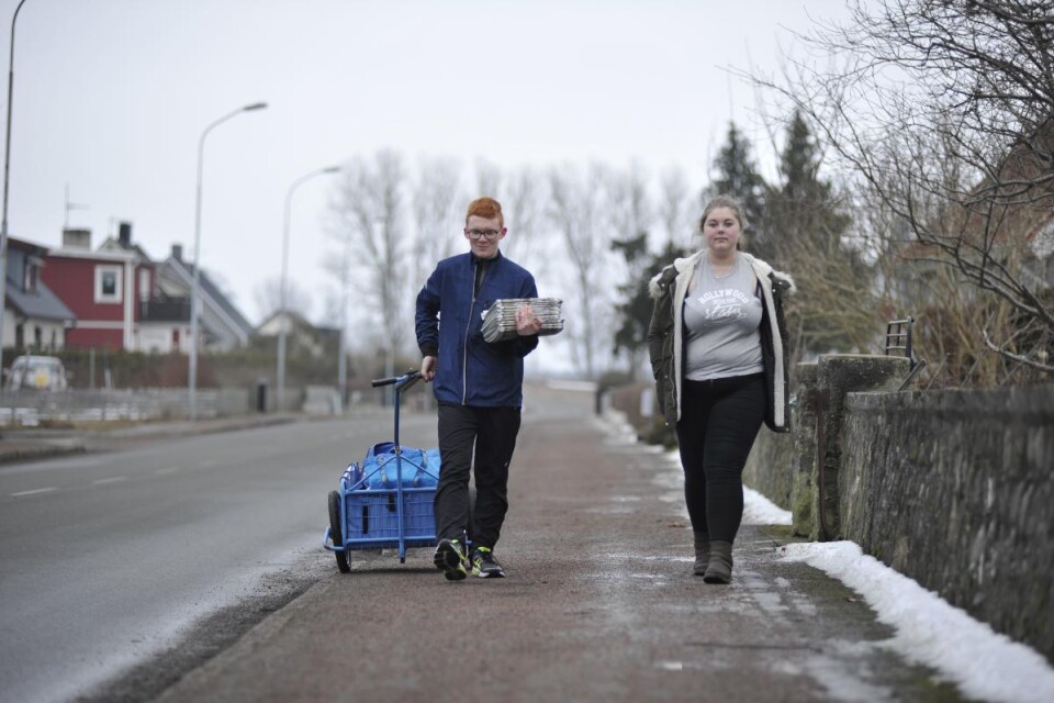 Maja Lundqvist och Adam Hagelin bor i Fjälkinge och jobbar båda vid sidan om skolan. Foto: Tord Sonander